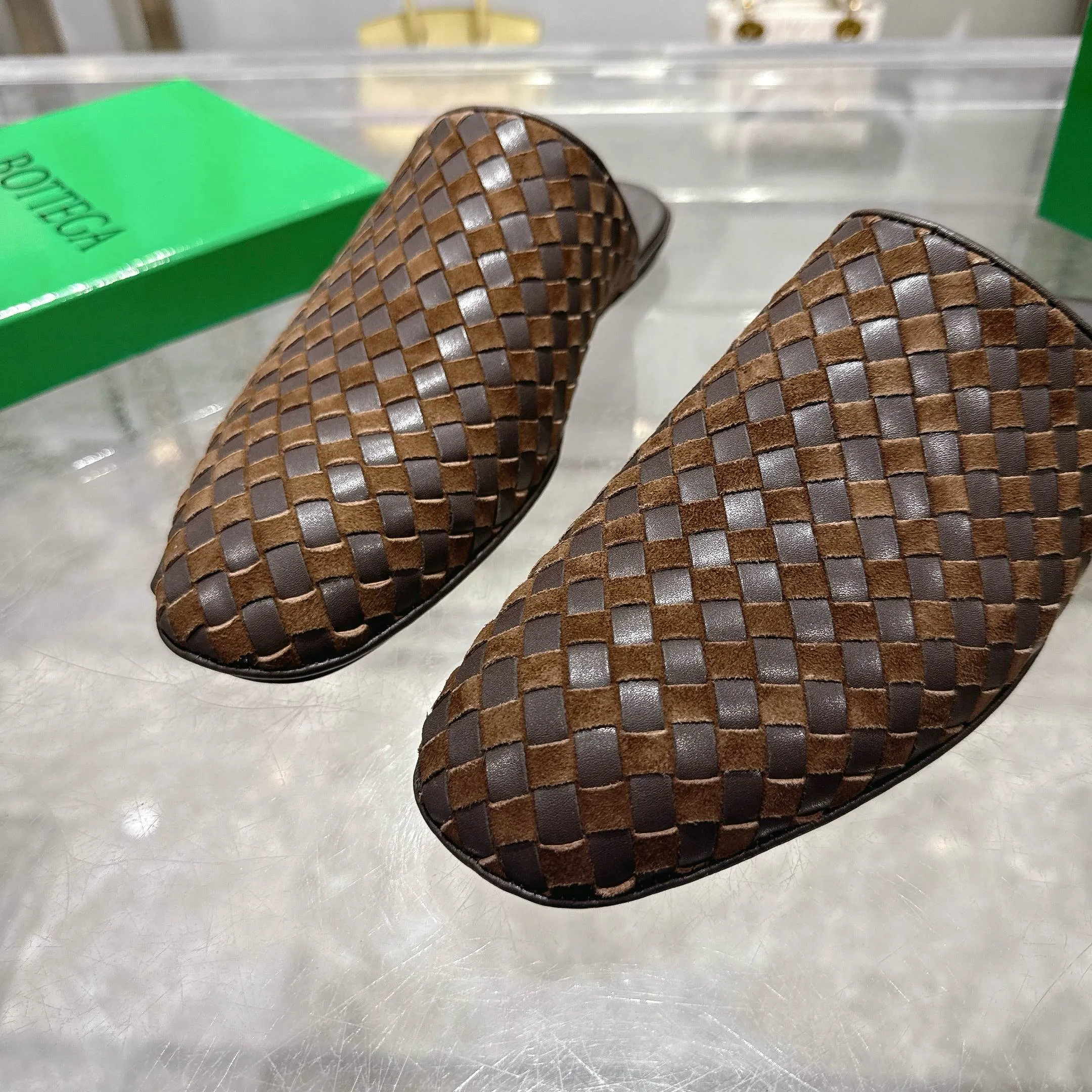 [BV] Top P: 720💰Size for couples: Female 35-39 Male 39--44 (Female 40. Male 38.45.46.47 customization is not returnable) [Note‼ ️] Add 💰 to size 46, add 💰 to size 47. Bottega Veneta's 2025 autumn counter synchronized genuine leather outsole classic woven half-drag couple model Bottega Veneta square toe flat shoes, imported mixed sheepskin, imported sheep! Leather outsole! [Rose][Rose]! Purely hand-woven and operated, the original board is reproduced one-to-one! quality assurance!